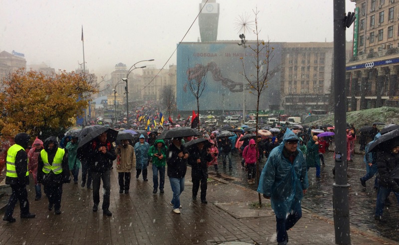 "Марш возмущенных" в Киеве: около 400 сторонников Саакашвили вышли на улицы с требованием объявить импичмент Порошенко 