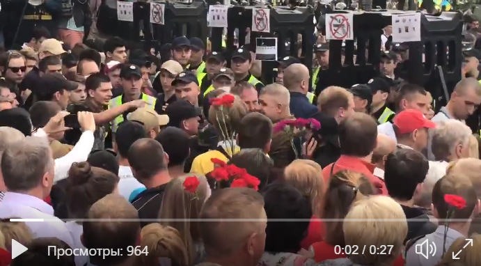 В центре Киева первые драки на акции "Бессмертный полк": очевидцы опубликовали видео