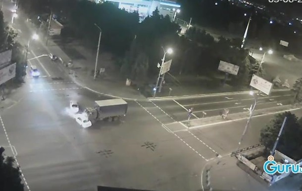 ​ДТП в Мариуполе: военный грузовик протаранил две машины