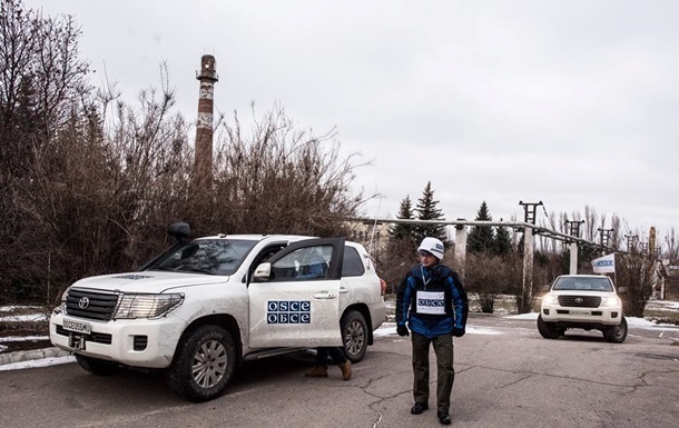 Машина миссии ОБСЕ подорвалась на фугасе около Луганска - СМИ заявили о первом случае потерь среди членов наблюдательной миссии