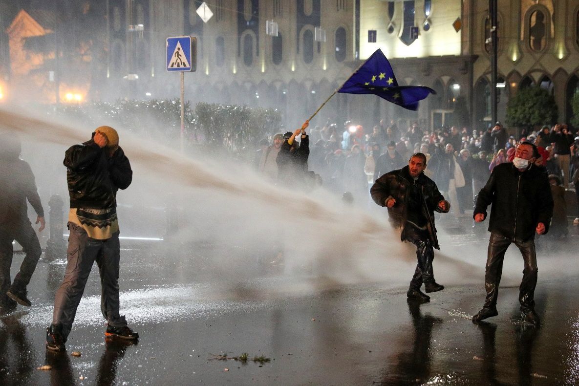 ​Восстание в Грузии: силовики пустили в ход водометы и газ, начались новые стычки