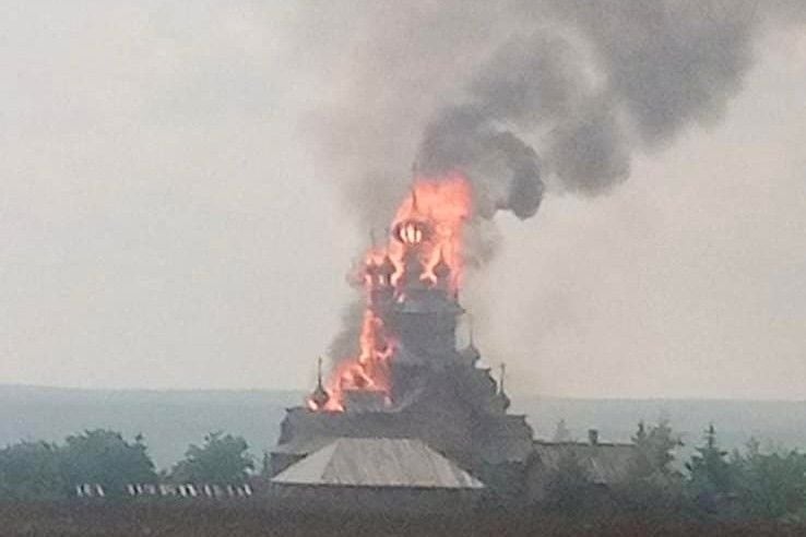​Армия РФ снова ударила по Святогорской лавре УПЦ МП: пожар охватил православную святыню