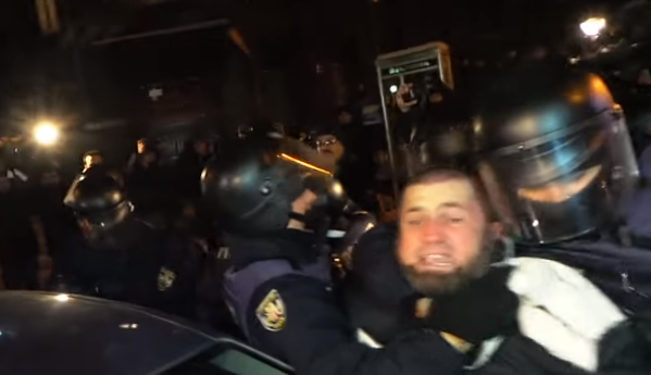 Кто спровоцировал массовую драку. Обнародовано видео столкновений на Банковой с участием сторонников Саакашвили и правоохранителей