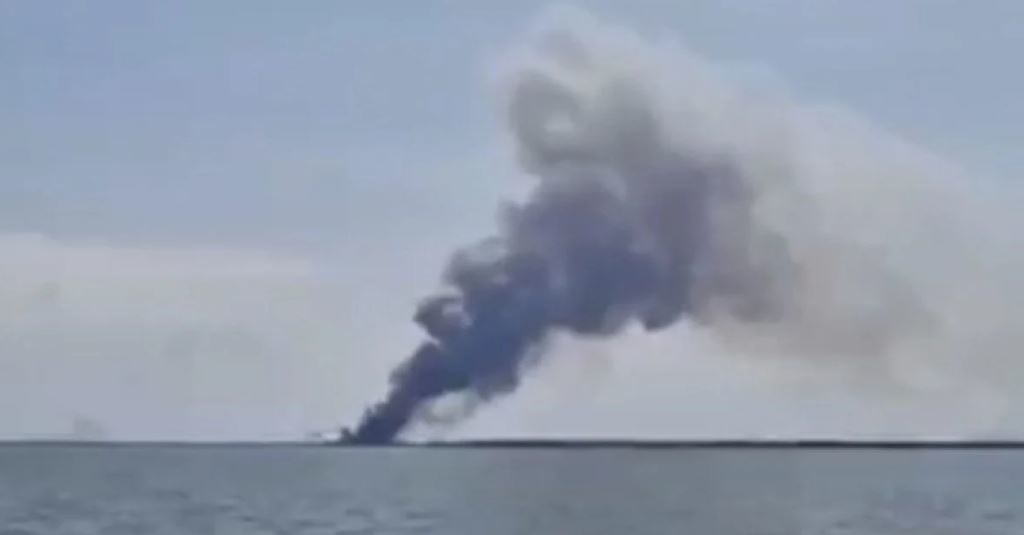 ​У берегов оккупированного Севастополя над очередным российским кораблем поднимается черный дым