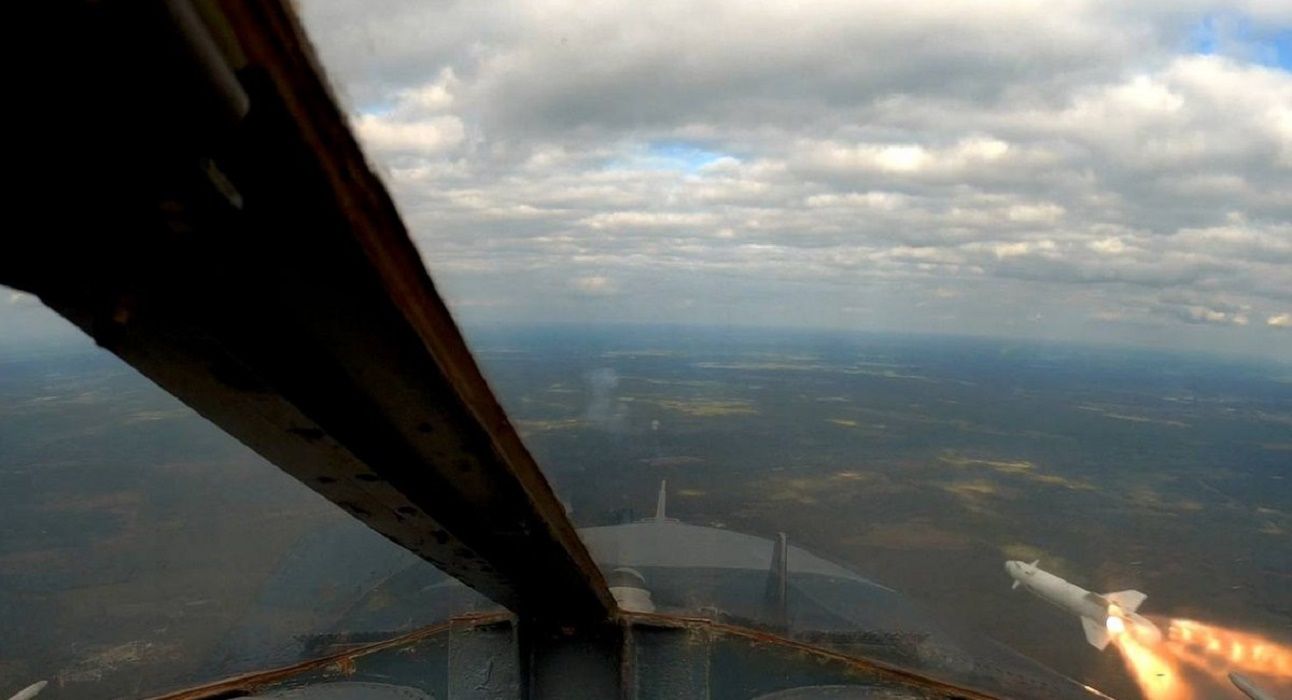 "Огонь с небес": украинские Су-24М успешно отстрелялись ракетами с лазерным наведением