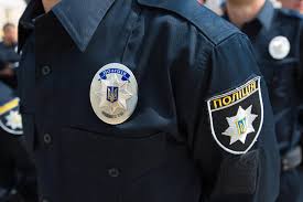 Нападение на полицейских в Ивано-Франковске: Нарушитель ПДД едва не сломал руку патрульной и отобрал спецсредства у второго полицейского