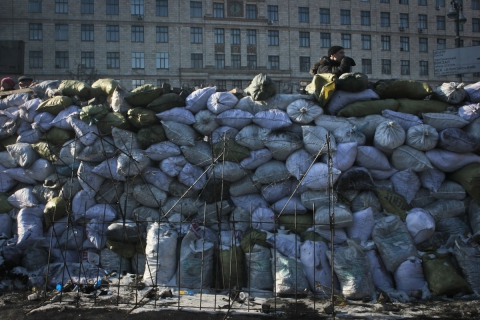 В Киеве начали возводить новые баррикады