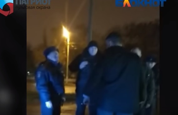 Не помогла даже Росгвардия: Пьяные полицейские устроили дебош в стриптиз-баре Волгограда после того, как увидели свой счет, - кадры