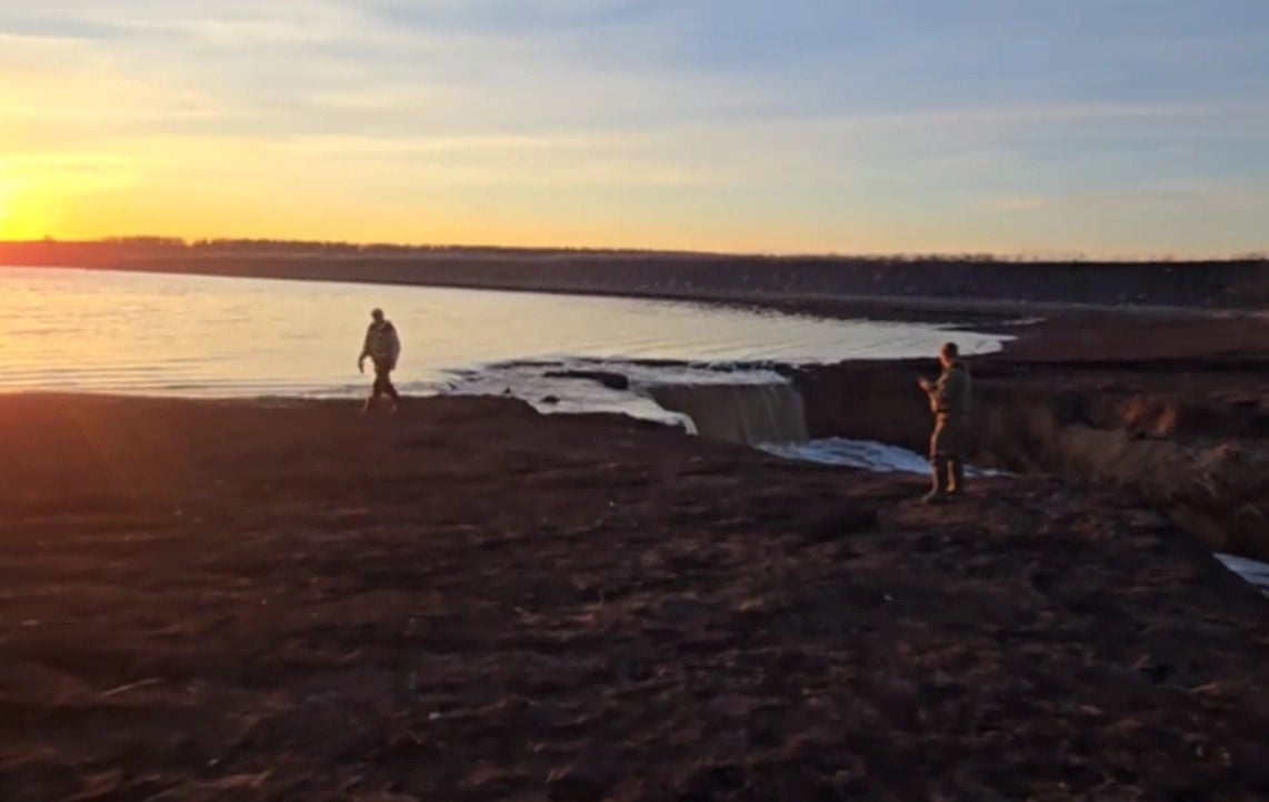 Под Челябинском прорвало плотину, вода движется к поселкам, но власти говорят про "контролируемый слив"
