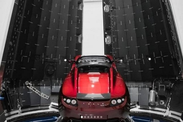 Красная машина для Красной планеты: Илон Маск показал новую Tesla, которую отправят в космос под музыку Боуи