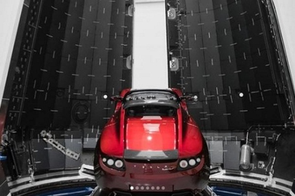 Красная машина для Красной планеты: Илон Маск показал новую Tesla, которую отправят в космос под музыку Боуи