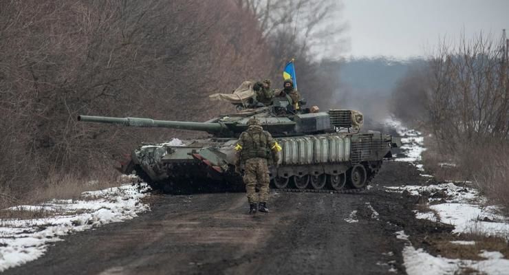 Танкисты ВСУ прямой наводкой подорвали российский танк выстрелом в борт: взрыв попал на видео