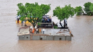 В Индии случилось крупнейшее за столетие наводнение, - людей эвакуируют тысячами