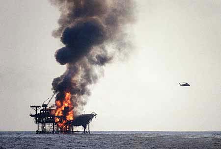 В Мексиканском заливе взорвалась нефтегазовая платформа