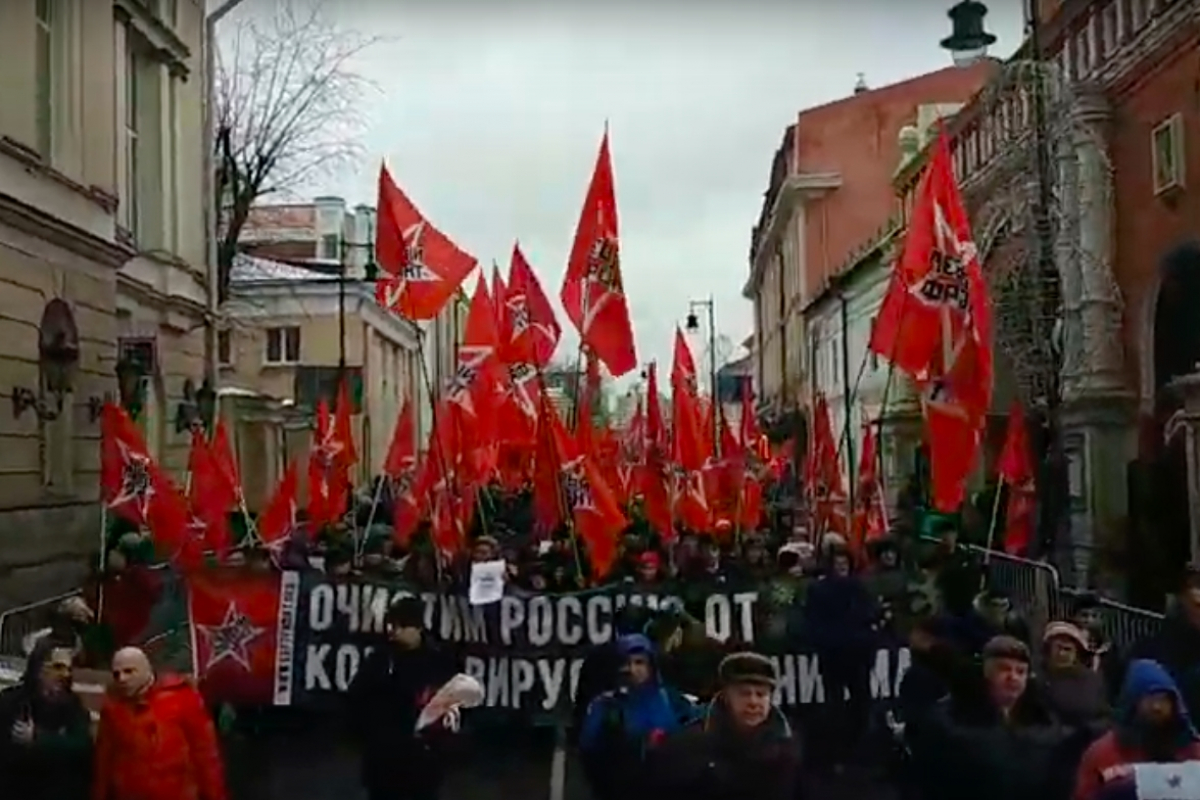 ​В центре Москвы тысячи коммунистов с флагами СССР и плакатами Ленина восстали против Путина: кадры марша