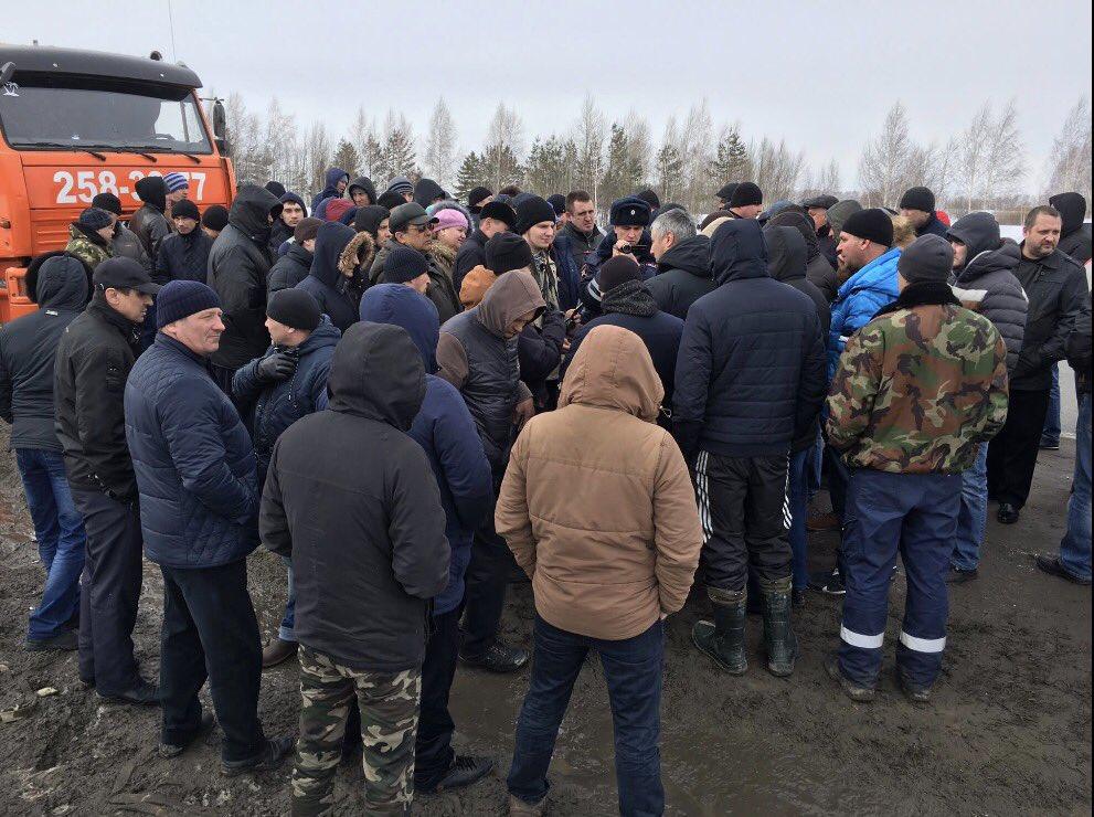 ​Более миллиона дальнобойщиков в РФ объявили бессрочную акцию протеста: тысячи фур блокировали трассы – полиция зверствует