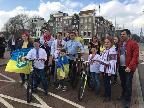 Климкин катался на велосипеде по Амстердаму в поддержку Украины