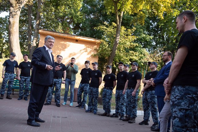 "Горжусь нашими моряками", - Петр Порошенко встретился с освобожденными украинскими военными