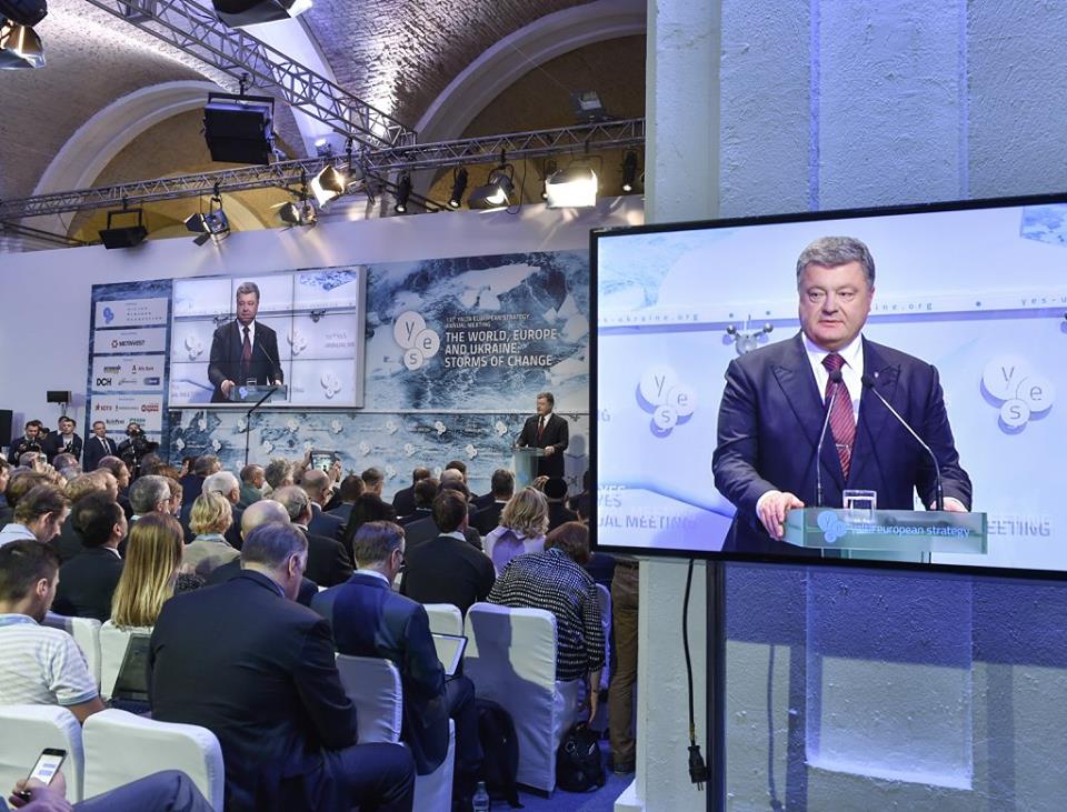 Порошенко прокомментировал возможность отказа от Крыма ради Донбасса