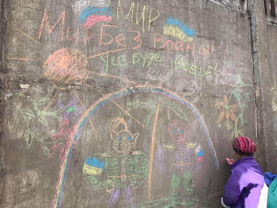​Тренер с детьми разрисовали стену штаба 76-й псковской десантной дивизии антивоенными рисунками: в России по этому поводу разгорелся скандал, а стену пришлось срочно закрасить — кадры