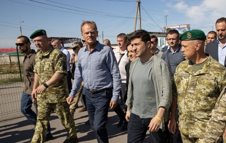 Туск не смог сдержать эмоций от увиденного на Донбассе: "Мирные жители в ловушке российской войны"