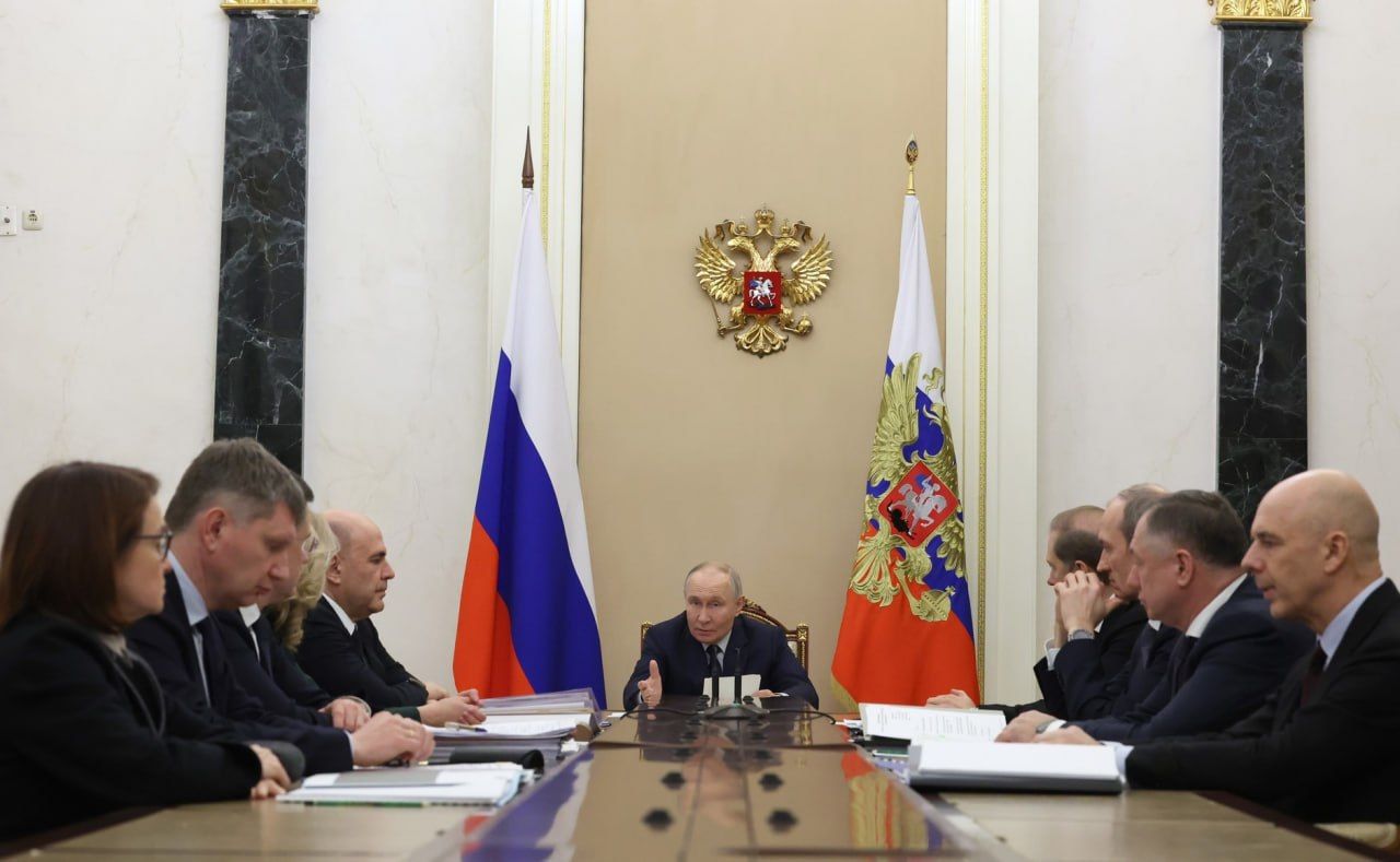 Скачок цен на нефть не спасет экономику России - Bloomberg