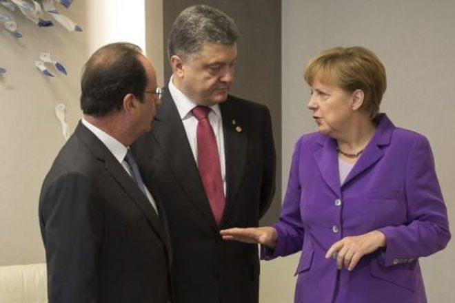 Меркель, Олланд и Порошенко обсудили Дебальцево и действия ОБСЕ