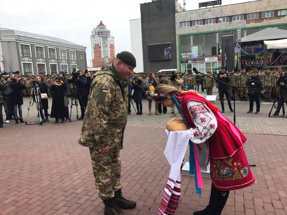 "Родные наши мальчики, наконец-то вы дома! Живые, невредимые!" - Белая Церковь вышла встречать вернувшихся из зоны АТО бойцов 72-й ОМБр, – появились трогательные кадры