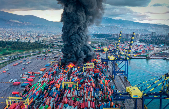 Землетрясение в Турции: пожар в порту Искендерун не могут погасить уже вторые сутки