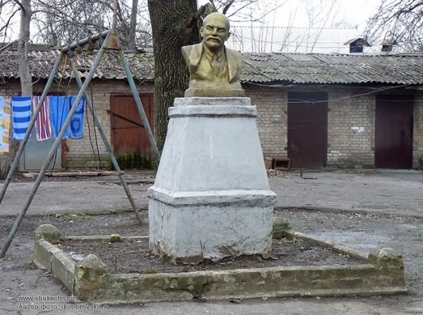 В Кривом Роге свергли очередной памятник Ленину