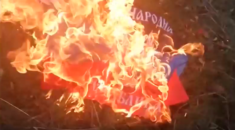 Яркая провокация патриотов в оккупации: в Донецке сожгли флаг "ДНР" (кадры)