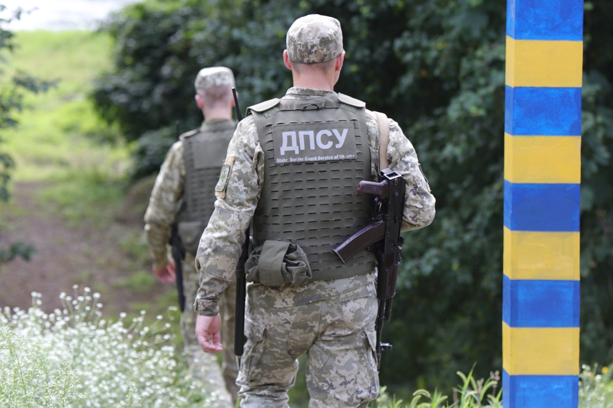 Под Черновцами пограничники со стрельбой остановили прорыв внедорожника в Румынию: все подробности
