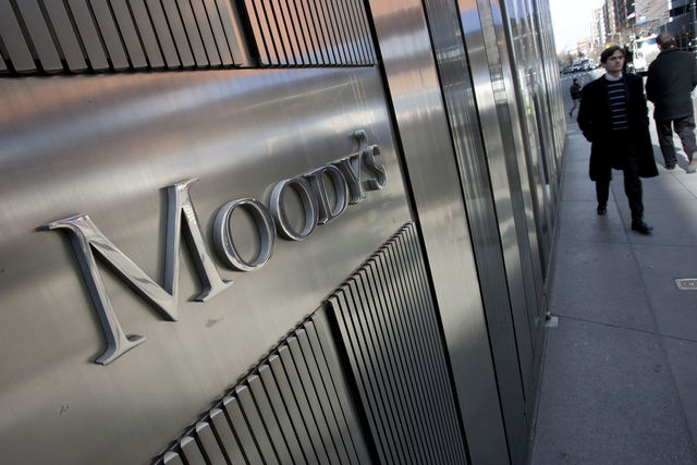 Moody's вновь понизило рейтинг России до "мусорного" уровня