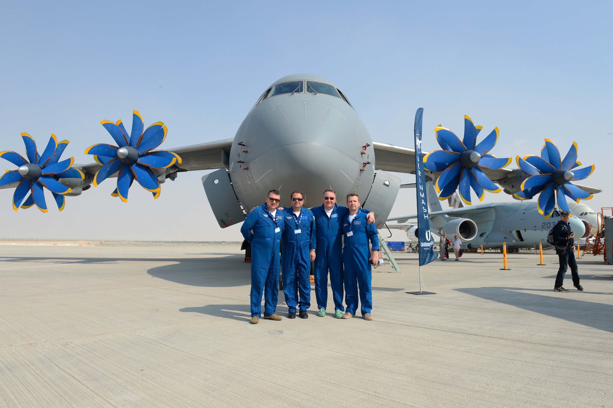 Новейшие разработки ГП "Антонов" уверенно покоряют Ближний Восток: украинские военные самолеты зрелищно пронеслись в небе над Дубаем - в Сети появились мощные видеокадры