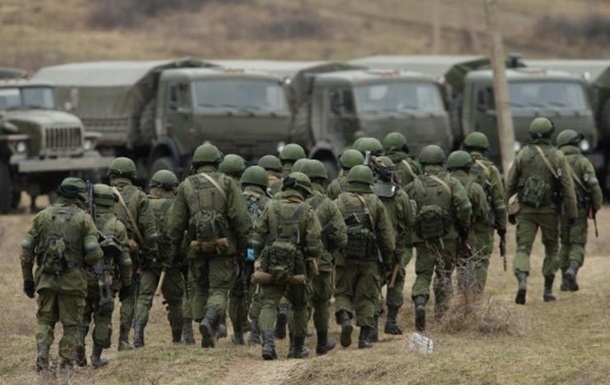 Кремль поднял по тревоге тысячи военных в Крыму – жители взбудоражены колоннами военной техники