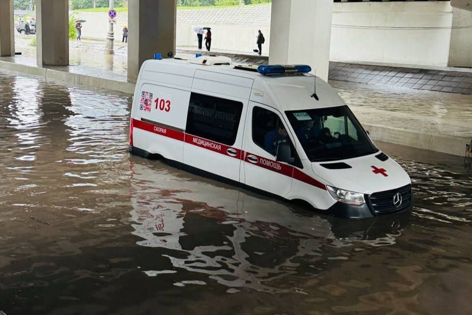 Москву затопило: в столице РФ самый дождливый день с 1879 года, под водой особняки кремлевских "элит"