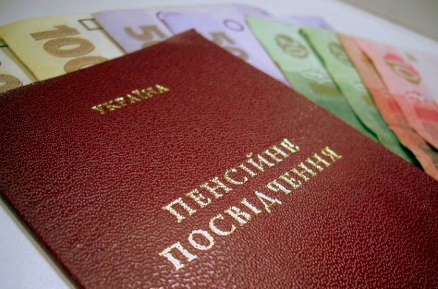 Украинцам, которые хотят получать пенсию, с 1 января придется раскошеливаться