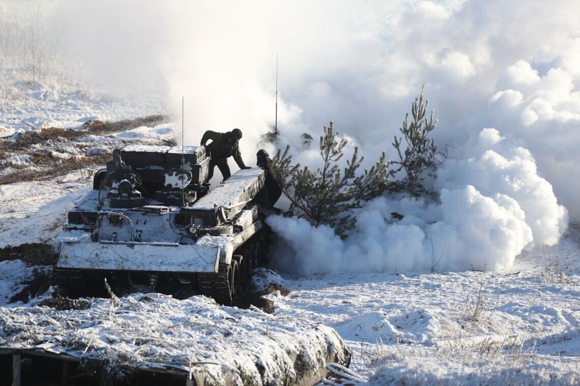 Затопленные окопы и липкая грязь: снежная буря, накрывшая Украину, усложнила жизнь защитникам на передовой