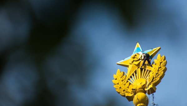 Подозреваемым в перекрашивании звезды в цвета украинского флага на московской высотке грозит 7 лет тюрьмы