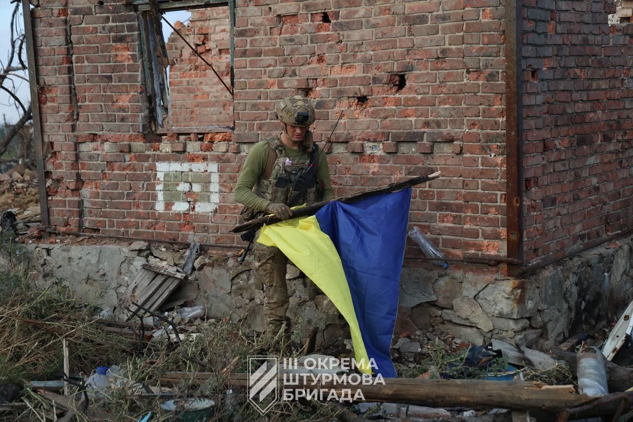 Бойцы ВСУ показали, как поднимают флаг Украины над Андреевкой: "Слава нации! Победа за нами!"