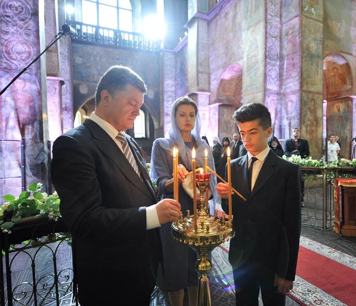 Во время молебна на День государственного флага сын Порошенко потерял сознание 