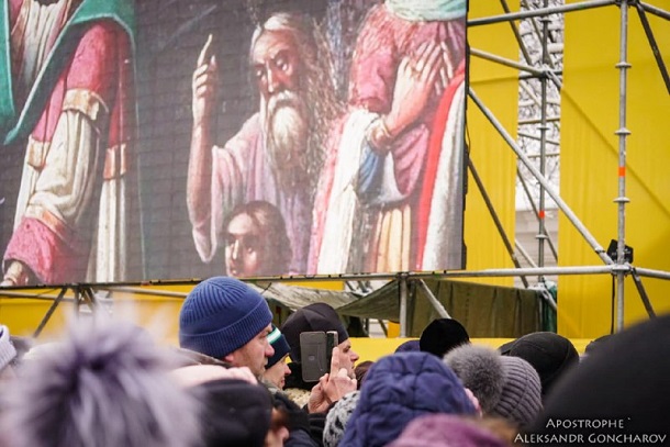Избрание главы Поместной церкви: тысячи украинцев у Софийского собора замерли в ожидании знакового решения - кадры