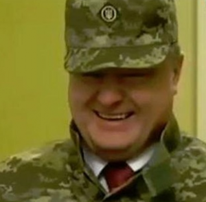 СМИ: Порошенко надел военную форму украинского производства