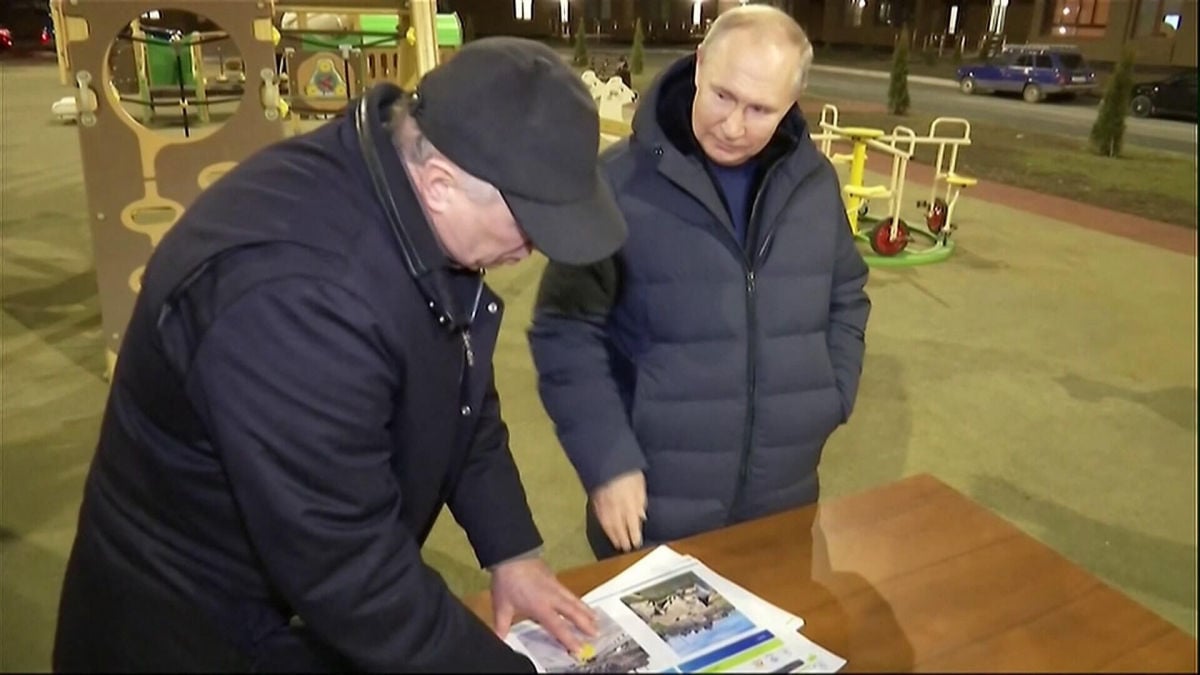 Путин рассказал о поездке в уничтоженный Мариуполь: "Пора уже было"