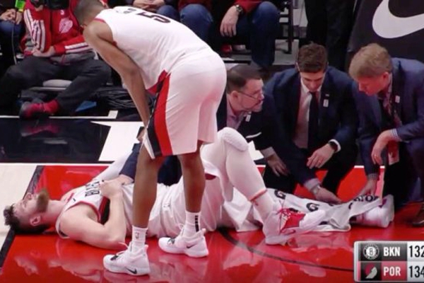 ​Баскетболист НБА Нуркич на матче переломил надвое ногу: в Сеть "слили" кадры не для слабонервных