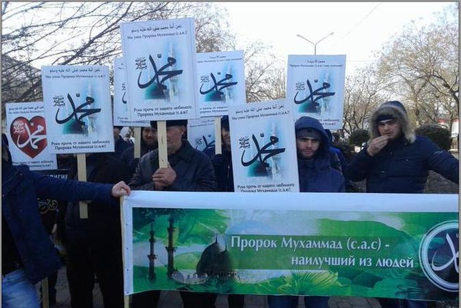 Прямая видео-трансляция митинга против карикатур на пророка Мухаммеда в Грозном
