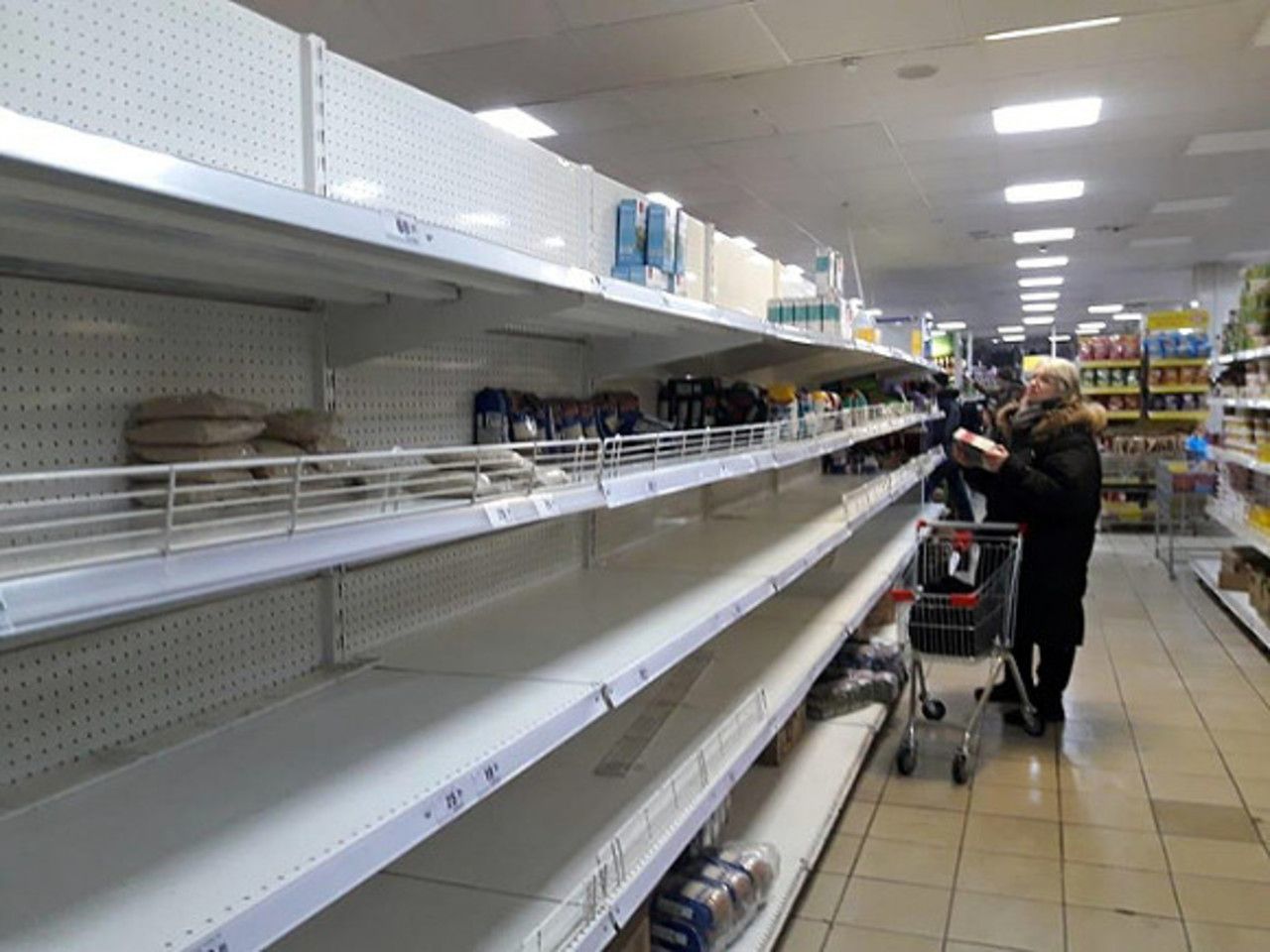 ​Новая волна дефицита в РФ не за горами: какие популярные товары исчезнут из магазинов