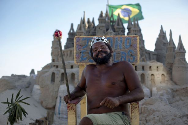 Уже 22 года мужчина живет на берегу моря в песочном замке, а местные жители именуют его "Королем пляжа" – кадры