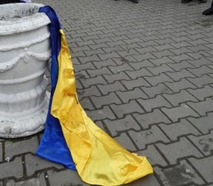 Жительница Ждановки пыталась помешать снятию флага Украины