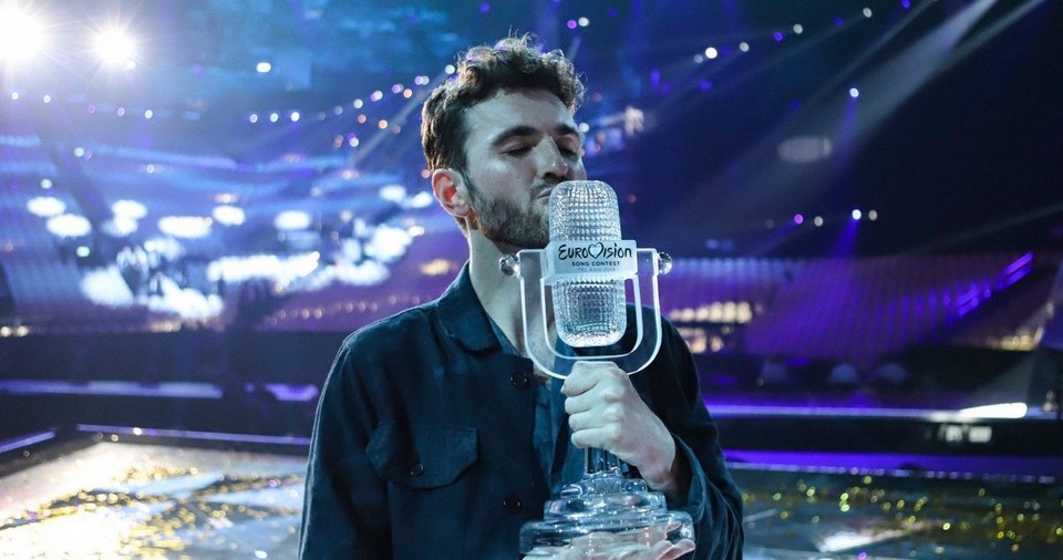 ​Победителю "Евровидения – 2019" Дункану Лоуренсу вручили стеклянный микрофон – исторические кадры